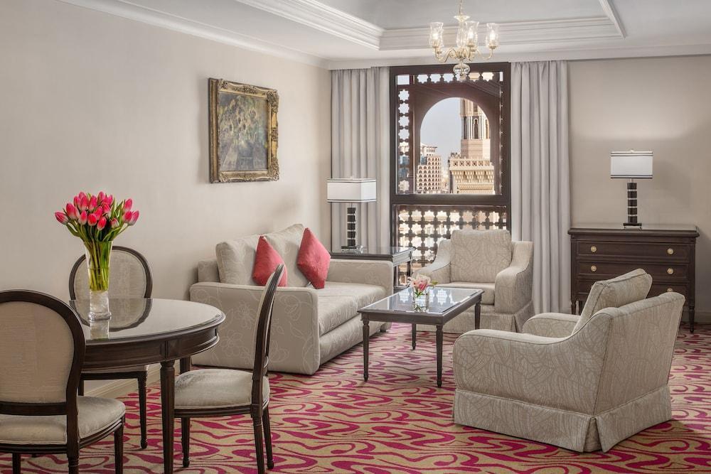 Intercontinental Dar Al Iman Madinah By Ihg Hotel Медина Екстериор снимка Suite at the Four Seasons Hotel, Mecca