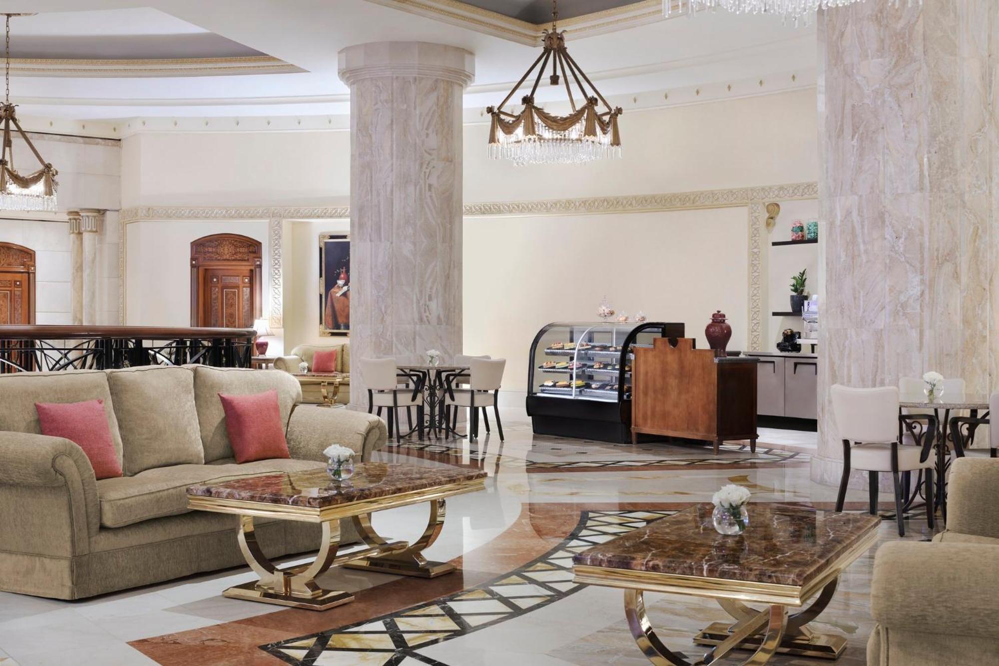 Intercontinental Dar Al Iman Madinah By Ihg Hotel Медина Екстериор снимка The image shows a spacious and elegantly designed hotel lobby or lounge area. It features plush sofas with cushions, stylish coffee tables, and decorative elements. The decor includes marble columns and a chandelier hanging from the ceiling, adding t